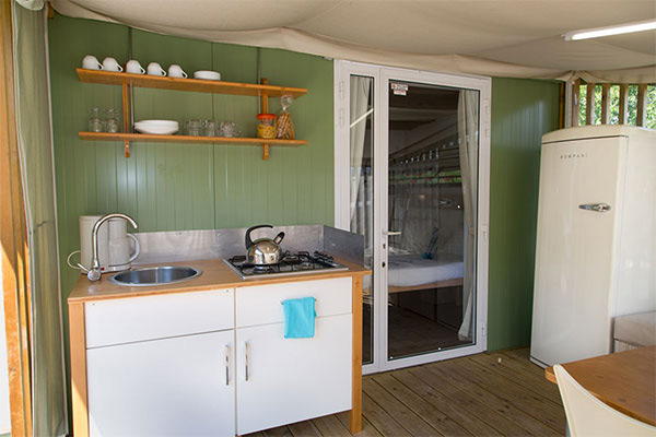 Luksuzno kampiranje - Kochmöglichkeit - Italija - Camping Cavallino - Vacanceselect Hybridlodge Clever 4/5 Personen 2 Zimmer Badezimmer von Vacanceselect auf Camping Cavallino