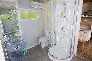 Glampingunterkunft: Hybridlodge Clever 4/5 Personen 2 Zimmer Badezimmer von Vacanceselect auf Camping Cavallino