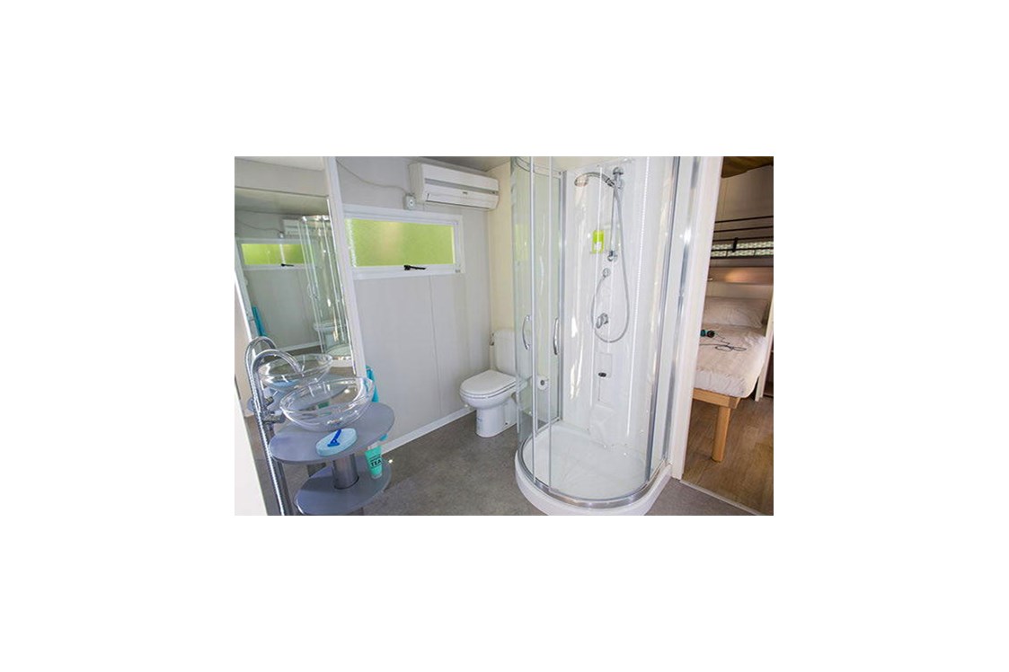 Glampingunterkunft: Hybridlodge Clever 4/5 Personen 2 Zimmer Badezimmer von Vacanceselect auf Camping Cavallino
