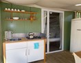 Glampingunterkunft: Hybridlodge Clever 4/5 Personen 2 Zimmer Badezimmer von Vacanceselect auf Camping Mare Pineta
