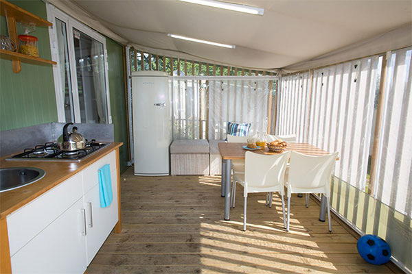 Luxuscamping - Terrasse - Gorizia - Trieste - Camping Mare Pineta - Vacanceselect Hybridlodge Clever 4/5 Personen 2 Zimmer Badezimmer von Vacanceselect auf Camping Mare Pineta