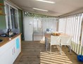 Glampingunterkunft: Hybridlodge Clever 4/5 Personen 2 Zimmer Badezimmer von Vacanceselect auf Camping Mare Pineta