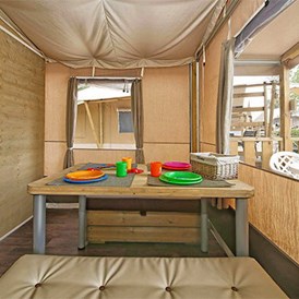 Glampingunterkunft: Lodgezelt Deluxe 5/6 Personen 2 Zimmer Badezimmer von Vacanceselect auf Camping Weekend