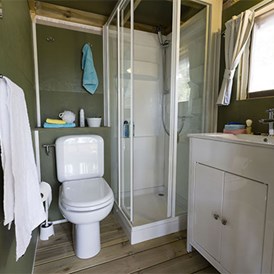 Glampingunterkunft: Airlodge 4 Personen 2 Zimmer Badezimmer von Vacanceselect auf Camping Weekend