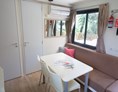 Glampingunterkunft: Mobilheim Moda 5/6 Personen 2 Zimmer Klimaanlage von Vacanceselect auf Camping Weekend