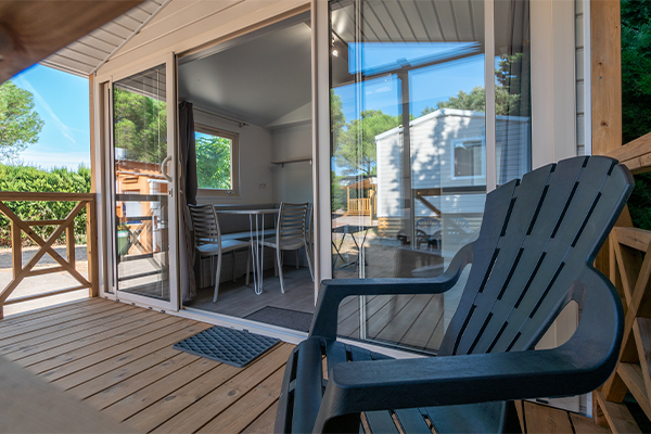 Glampingunterkunft: Mobilheim Moda 4/5 Personen 2 Zimmer Klimaanlage von Vacanceselect auf Camping Kim's