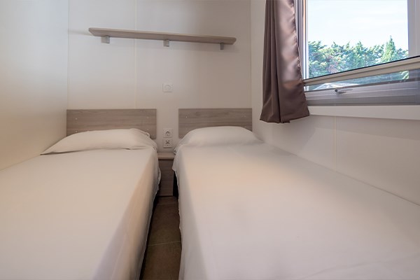 Glampingunterkunft: Mobilheim Moda 6 Personen 3 Zimmer Klimaanlage von Vacanceselect auf Camping Kim's