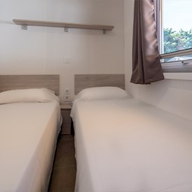 Glampingunterkunft: Mobilheim Moda 6 Personen 3 Zimmer Klimaanlage von Vacanceselect auf Camping Kim's