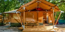 Luxuscamping - Art der Unterkunft: Safari-Zelt - Camping Aminess Maravea Camping Resort - Vacanceselect Safarizelt XL 4/6 Pers 3 Zimmer Badezimer von Vacanceselect auf Camping Aminess Maravea Camping Resort