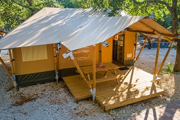 Glampingunterkunft: Safarizelt XL 4/6 Pers 3 Zimmer Badezimer von Vacanceselect auf Camping Aminess Maravea Camping Resort