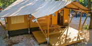 Luxuscamping - Terrasse - Novigrad - Safarizelt XL 4/6 Pers 3 Zimmer Badezimer von Vacanceselect auf Camping Aminess Maravea Camping Resort