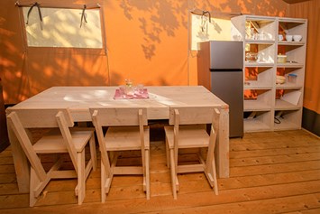Glampingunterkunft: Safarizelt XL 4/6 Pers 3 Zimmer Badezimer von Vacanceselect auf Camping Aminess Maravea Camping Resort