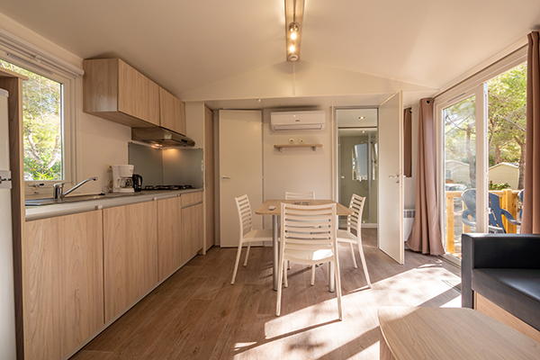 Glampingunterkunft: Mobilheim Moda 6 Personen 3 Zimmer Klimaanlage von Vacanceselect auf Camping Kings