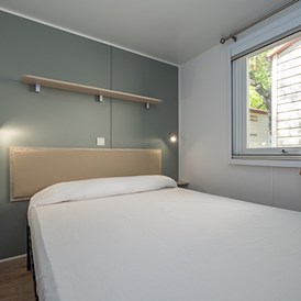 Glampingunterkunft: Mobilheim Moda 6 Personen 3 Zimmer Klimaanlage von Vacanceselect auf Camping Kings