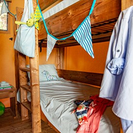 Glampingunterkunft: Safarizelt 4 Personen 2 Zimmer Badezimmer  von Vacanceselect auf Camping La Rocca