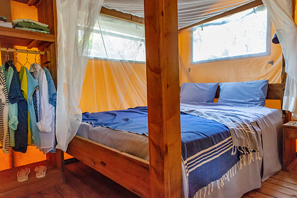 Glampingunterkunft: Safarizelt 4 Personen 2 Zimmer Badezimmer  von Vacanceselect auf Camping La Rocca