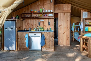 Glampingunterkunft: Safarizelt 4 Personen 2 Zimmer Badezimmer  von Vacanceselect auf Camping La Rocca
