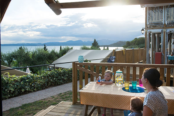 Luksuzno kampiranje - Gardasee - Verona - Camping La Rocca - Vacanceselect Airlodge 4 Personen 2 Zimmer Badezimmer von Vacanceselect auf Camping La Rocca