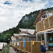 Luxuscamping: Airlodge 4 Personen 2 Zimmer Badezimmer von Vacanceselect auf Camping La Rocca