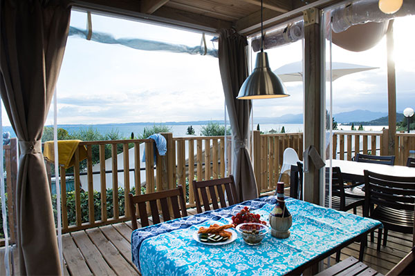 Luksuzno kampiranje - Gardasee - Verona - Camping La Rocca - Vacanceselect Airlodge 4 Personen 2 Zimmer Badezimmer von Vacanceselect auf Camping La Rocca