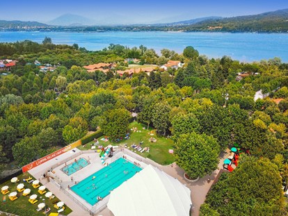 Luxuscamping - Mobilheim Moda 6 Pers 3 Zimmer AC 2 Badezimmer von Vacanceselect auf Camping Village Lago Maggiore