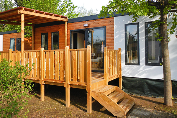 Luxe kamperen - Art der Unterkunft: Mobilheim - Italië - Camping Village Lago Maggiore - Vacanceselect Mobilheim Moda 6 Pers 3 Zimmer AC 2 Badezimmer von Vacanceselect auf Camping Village Lago Maggiore