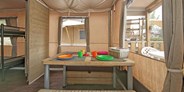 Luxuscamping - Toskana - Lodgezelt Deluxe 5/6 Personen 2 Zimmer Badezimmer von Vacanceselect auf Camping Le Pianacce