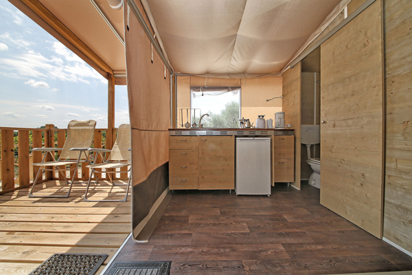 Luxuscamping - WC - Livorno - Camping Le Pianacce - Vacanceselect Lodgezelt Deluxe 5/6 Personen 2 Zimmer Badezimmer von Vacanceselect auf Camping Le Pianacce