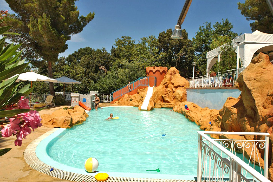 Glampingunterkunft: Lodgezelt Deluxe 5/6 Personen 2 Zimmer Badezimmer von Vacanceselect auf Camping Le Pianacce