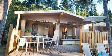 Luxuscamping - Lucca - Pisa - Lodgezelt Deluxe 5/6 Personen 2 Zimmer Badezimmer von Vacanceselect auf Camping Etruria