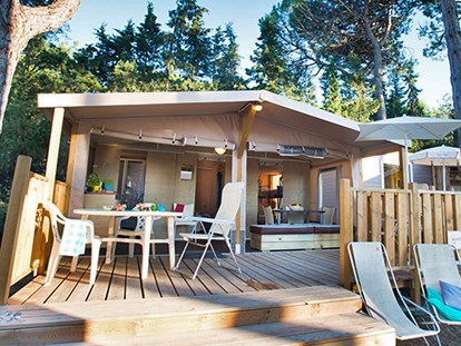Luxuscamping - Lodgezelt Deluxe 5/6 Personen 2 Zimmer Badezimmer von Vacanceselect auf Camping Etruria