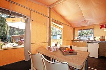 Glampingunterkunft: Lodgezelt Deluxe 5/6 Personen 2 Zimmer Badezimmer von Vacanceselect auf Camping Etruria