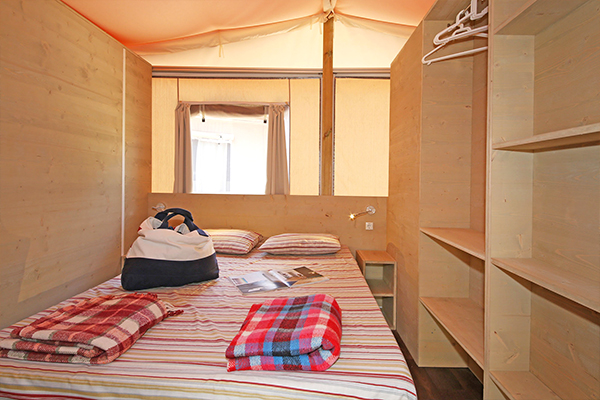 Glampingunterkunft: Lodgezelt Deluxe 5/6 Personen 2 Zimmer Badezimmer von Vacanceselect auf Camping Etruria