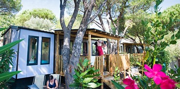 Luxuscamping - Italien - Mobilheim Moda 5/6 Personen 2 Zimmer Klimaanlage von Vacanceselect auf Camping 4 Mori Family Village