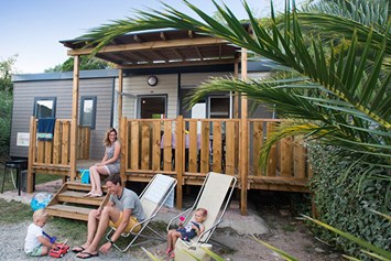 Glampingunterkunft: Mobilheim Moda 6 Personen 3 Zimmer Klimaanlage von Vacanceselect auf Camping Domaine du Colombier