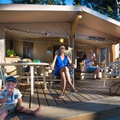 Luxuscamping: Lodgezelt Deluxe 5/6 Personen 2 Zimmer Badezimmer von Vacanceselect auf Camping Nouvelle Floride
