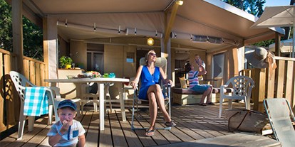Luxuscamping - Béziers - Lodgezelt Deluxe 5/6 Personen 2 Zimmer Badezimmer von Vacanceselect auf Camping Nouvelle Floride