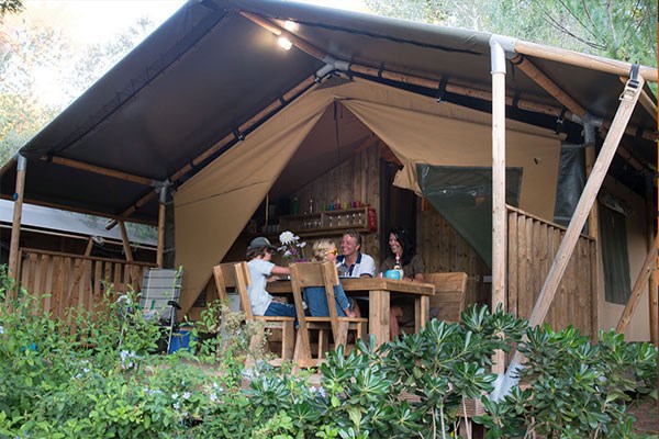 Glampingunterkunft: Safarizelt 6 Personen 3 Zimmer Badezimmer von Vacanceselect auf Camping Cala Canyelles