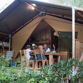 Glampingunterkunft: Safarizelt 6 Personen 3 Zimmer Badezimmer von Vacanceselect auf Camping Cala Canyelles