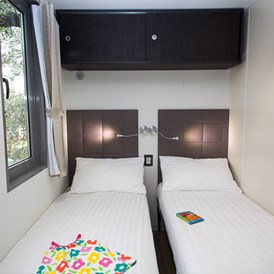 Glampingunterkunft: Mobilheim Moda 6 Personen 3 Zimmer Klimaanlage von Vacanceselect auf Camping Cala Canyelles