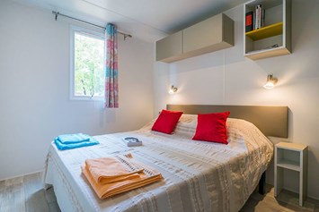 Glampingunterkunft: Mobilheim Moda 6 Personen 3 Zimmer Klimaanlage von Vacanceselect auf Camping Montescudaio