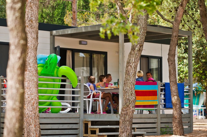 Glampingunterkunft: Mobilheim Moda 6 Pers 3 Zimmer Klimaanlage 2 Badezimmer von Vacanceselect auf Camping Montescudaio