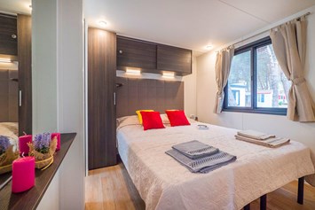 Glampingunterkunft: Mobilheim Moda 6 Pers 3 Zimmer Klimaanlage 2 Badezimmer von Vacanceselect auf Camping Montescudaio