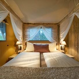 Glampingunterkunft: Schlafzimmer Safari-Lodge-Zelt "Rhino"  - Safari-Lodge-Zelt "Rhino" am Nature Resort Natterer See