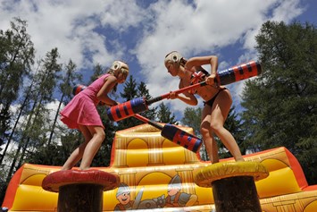 Glampingunterkunft: Kinder Olympiade am Ferienparadies Natterer See - Wood-Lodges am Nature Resort Natterer See