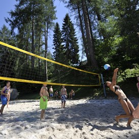 Glampingunterkunft: Beach Volleyball - Wood-Lodges am Nature Resort Natterer See
