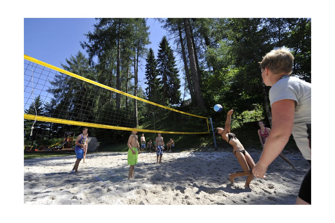 Glampingunterkunft: Beach Volleyball - Wood-Lodges am Nature Resort Natterer See