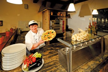 Glampingunterkunft: Pizzeria da Giorgio - Wood-Lodges am Nature Resort Natterer See