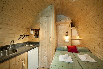 Glampingunterkunft: Koch- und Schlafbereich Panorama Wood-Lodge - Wood-Lodges am Nature Resort Natterer See