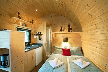 Glampingunterkunft: Koch- und Schlafbereich Family Wood-Lodge - Wood-Lodges am Nature Resort Natterer See